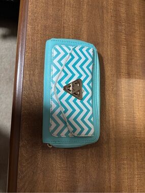 Woman’s Icing Wallet